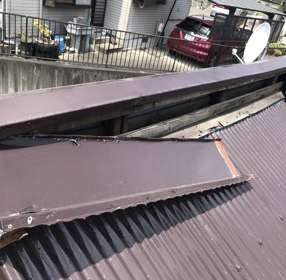 【台風で屋根の棟板金が飛んでしまった！補修工事について】