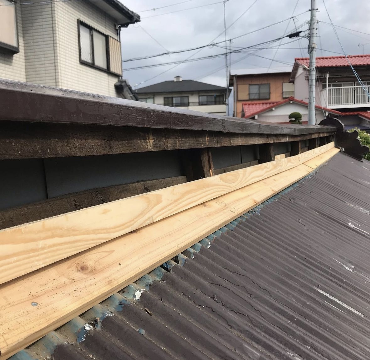 【台風で屋根の棟板金が飛んでしまった！補修工事について】