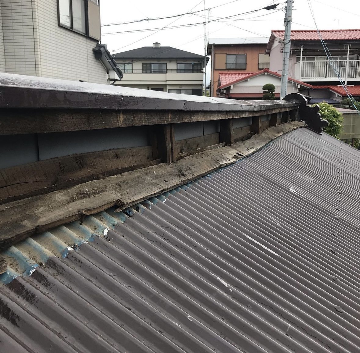 【台風で屋根の棟板金が飛んでしまった！補修工事について】