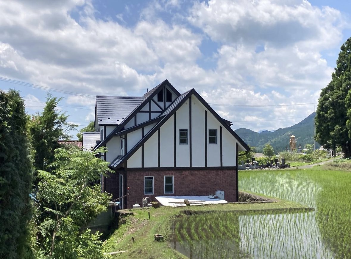 【自然豊かな土地に合った素敵なお家に♪】外装塗装・サッシ廻りのシーリング工事