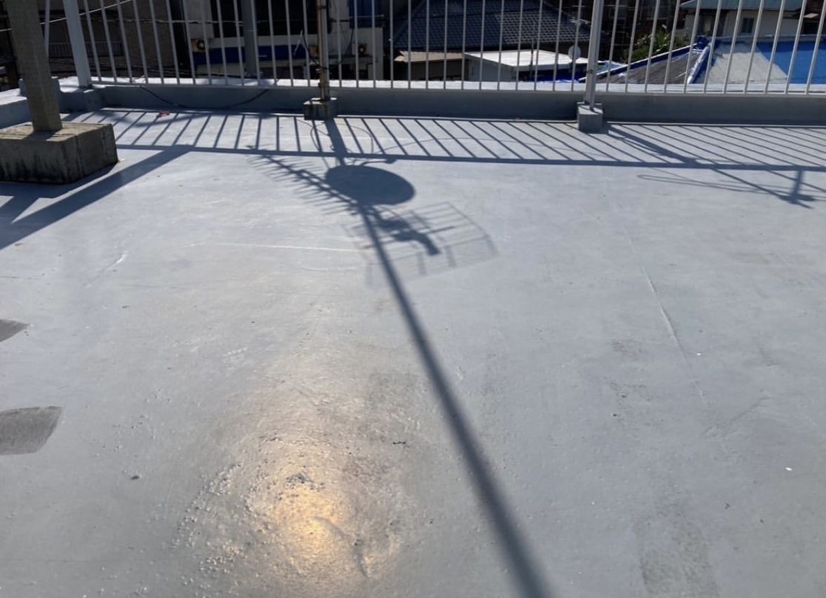 【伊豆大島のゲストハウス兼カフェ大改造♪】外壁塗装・屋上防水・シーリング工事・内装塗装工事