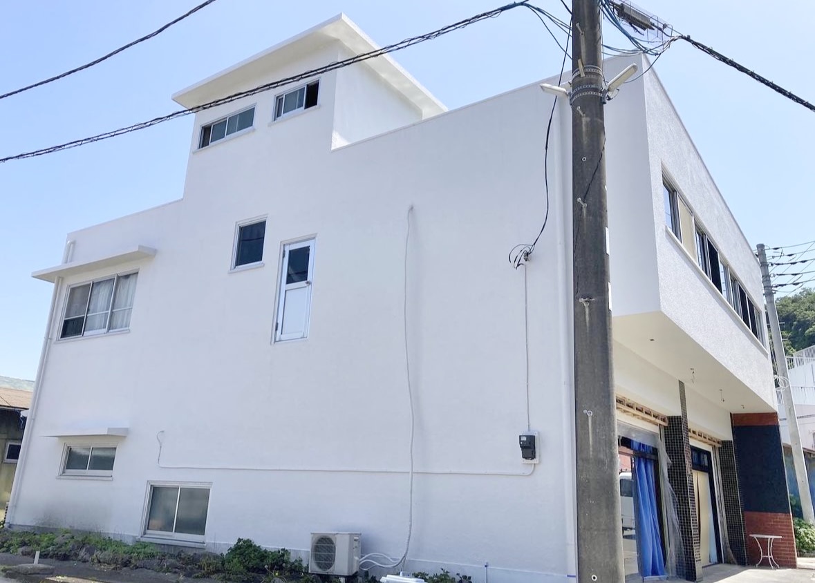 【伊豆大島のゲストハウス兼カフェ大改造♪】外壁塗装・屋上防水・シーリング工事・内装塗装工事