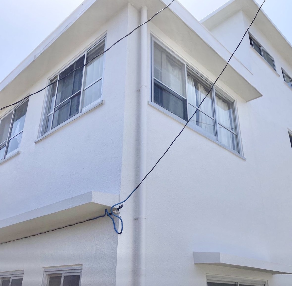 【伊豆大島のゲストハウス兼カフェ大改造♪】外壁塗装・屋上防水・シーリング工事・内装塗装工事