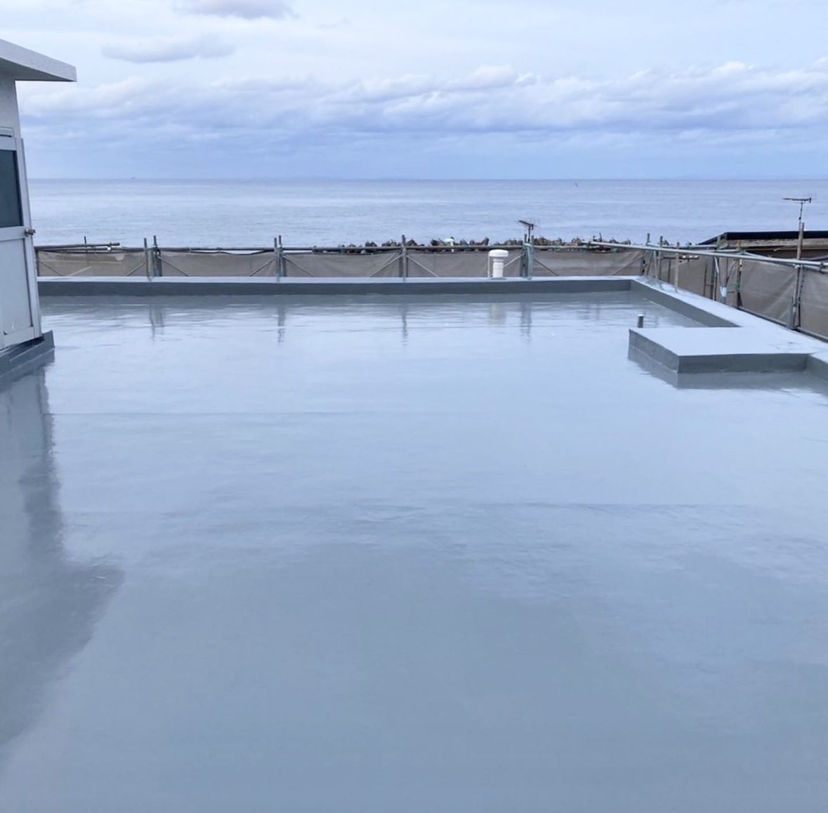 【伊豆大島のゲストハウス兼カフェ大改造♪】外壁塗装・屋上防水・シーリング工事・内装塗装工事