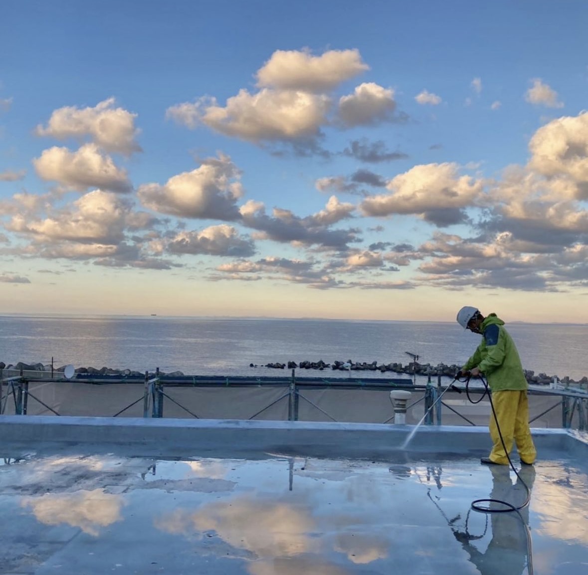 【伊豆大島のゲストハウス兼カフェ大改造♪】外壁塗装・屋上防水・シーリング工事・内装塗装工事