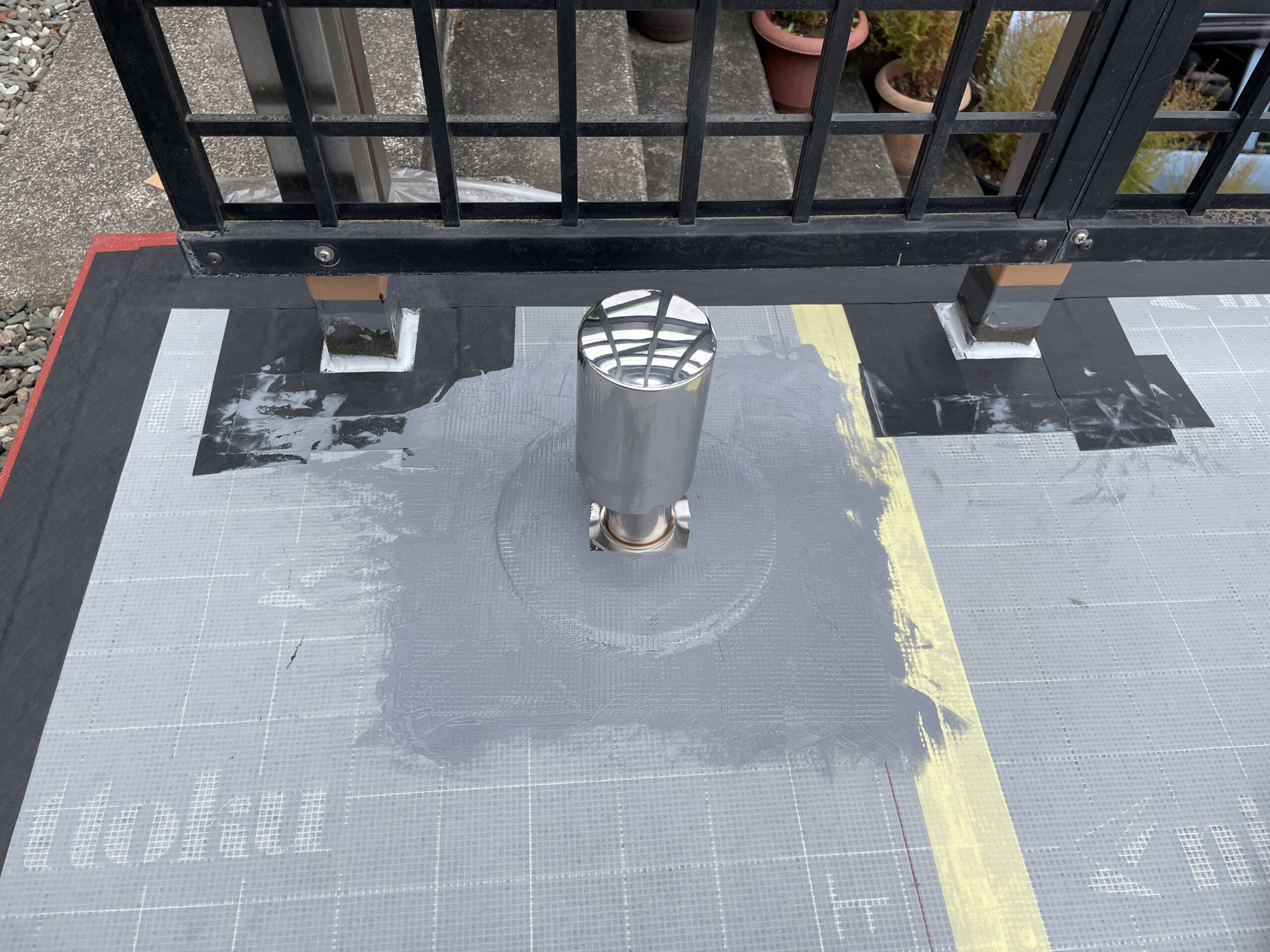 【車庫上バルコニー防水工事でメンテナンス完了！】バルコニー防水