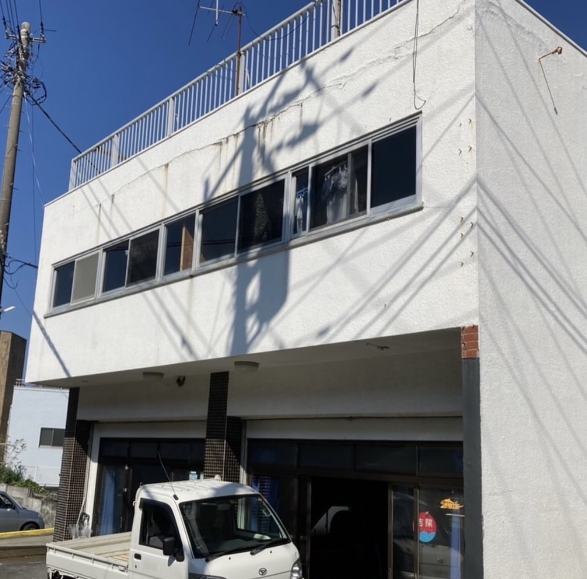 【伊豆大島のゲストハウス兼カフェ大改造♪】外壁塗装・屋上防水・シーリング工事・内装塗装工事