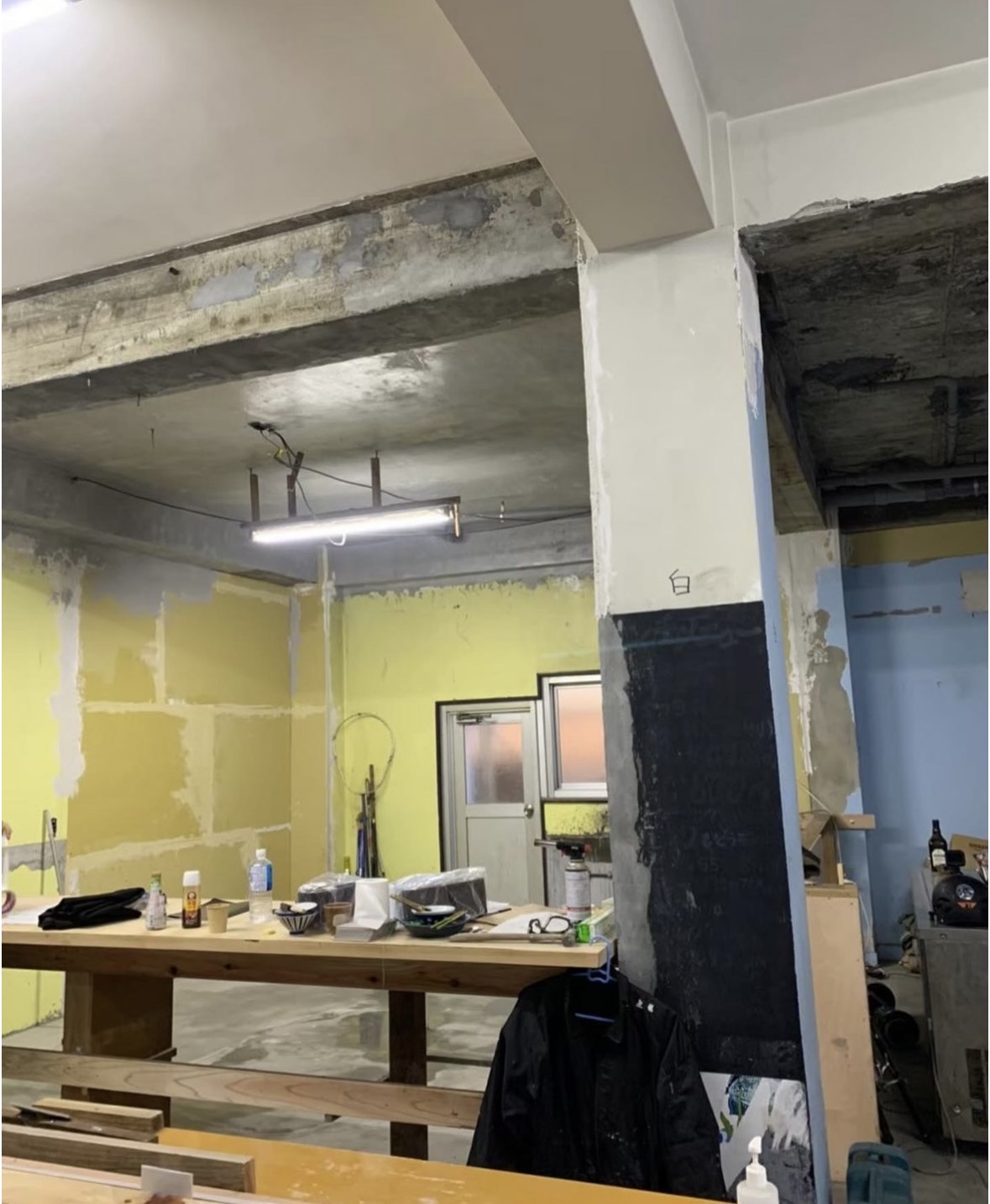 【伊豆大島のゲストハウス兼カフェ大改造♪】外壁塗装・屋上防水・シーリング工事・内装塗装工事