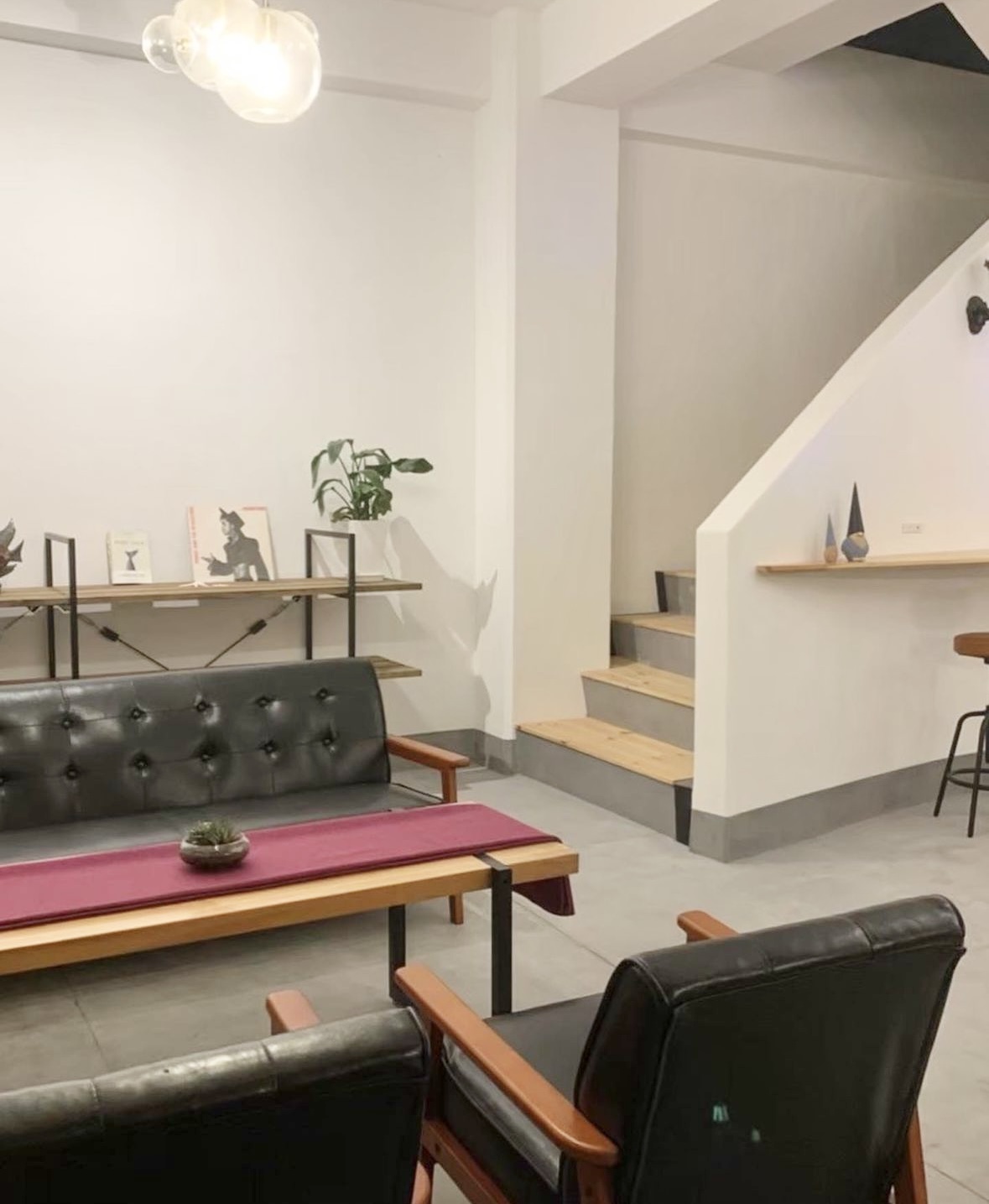 【伊豆大島のゲストハウス兼カフェ大改造♪】外壁塗装・屋上防水・シーリング工事・内装塗装工事